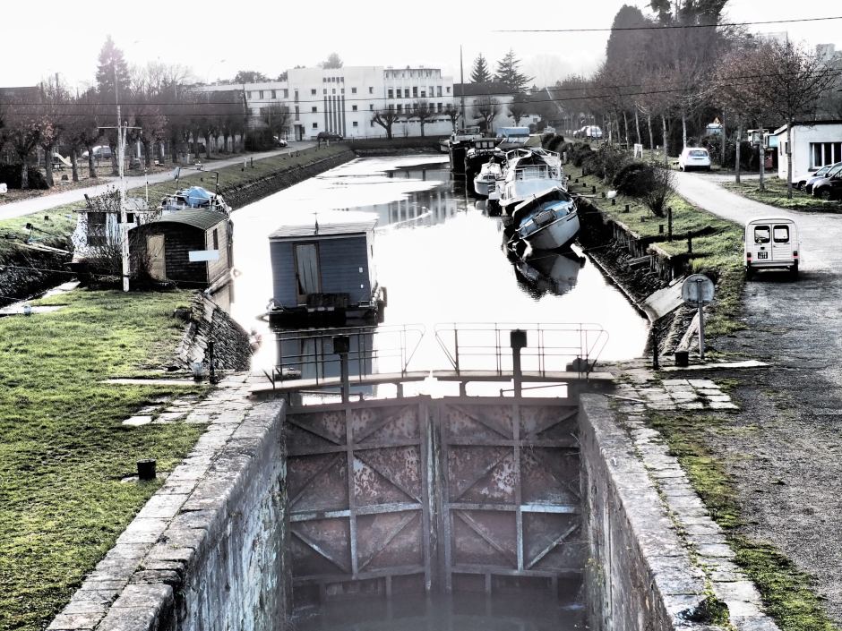 Canal basin at St Satur
